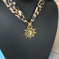 Collar de tela con estampado de leopardo
