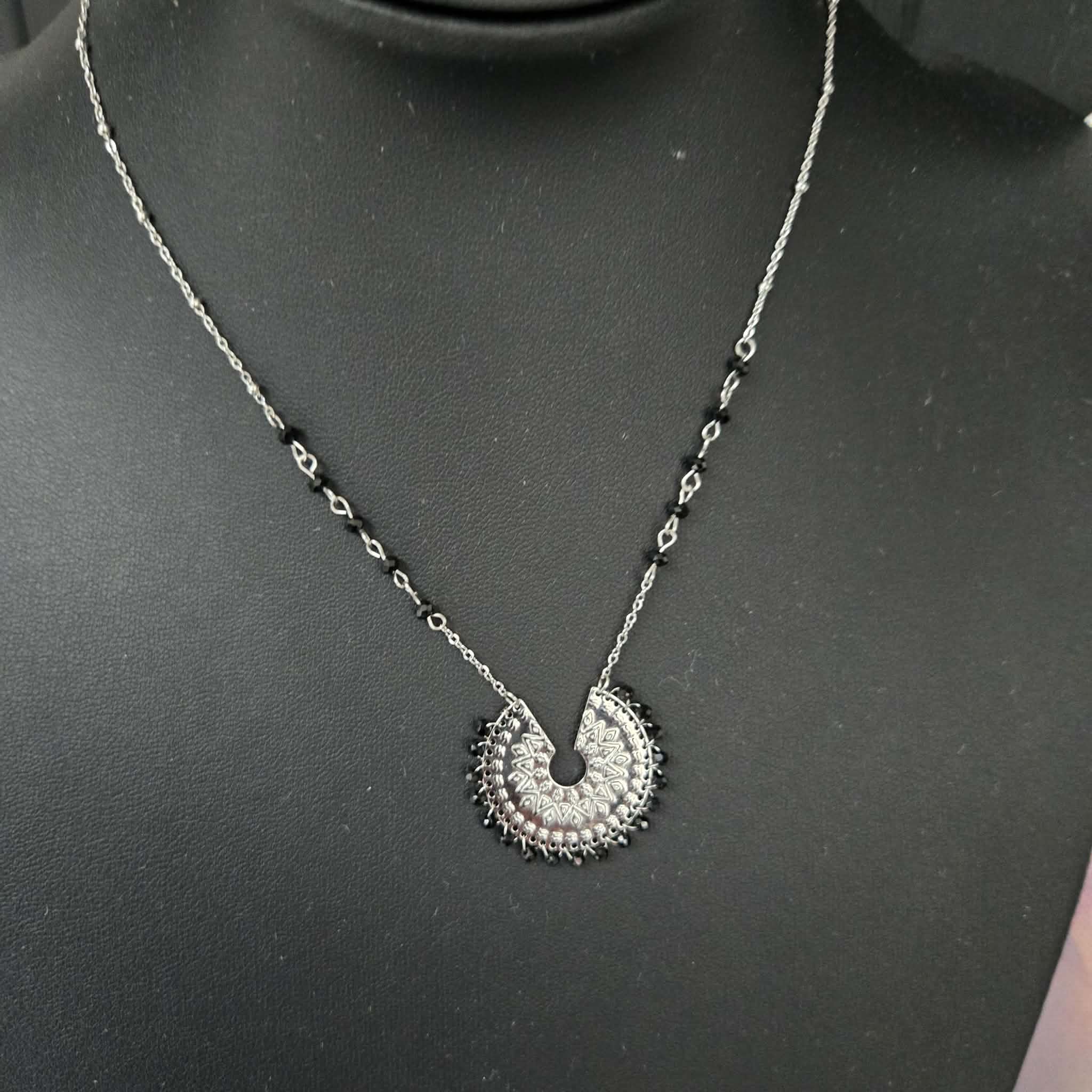 Collier couleur gris acier inoxydable